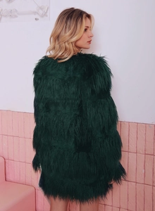 Détail de la texture en fausse fourrure vert foncé épaisse et coupe longue élégante