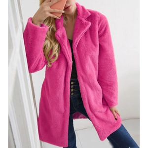 Manteau long en fausse fourrure rose vif pour femme avec col à revers et texture peluche