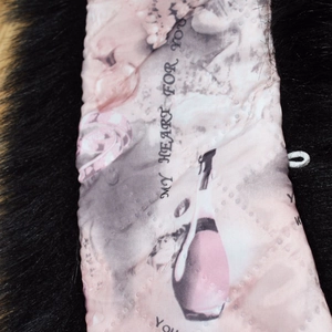 Détail d'un col en fausse fourrure avec doublure en satin rose et imprimé floral décoratif