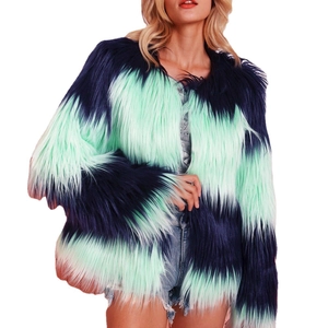 Damen-Kunstpelzjacke mit markanten dunkelblauen und minzgrünen Querstreifen im Kontrast