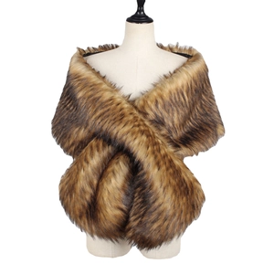 Châle en fausse fourrure marron avec texture épaisse et design croisé pour mariée