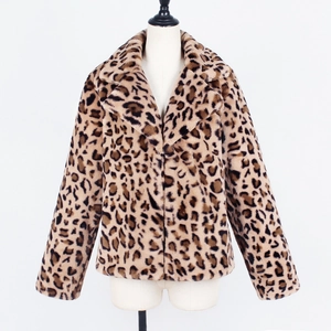 Détail d'un manteau en fausse fourrure léopard avec large revers et texture douce
