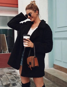 Chic long-sleeved black teddy coat with lapel collar and stylish metal chain bag