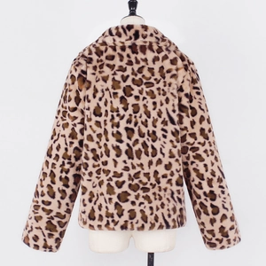 Vue arrière d'un manteau classique en fausse fourrure imprimé léopard marron et noir
