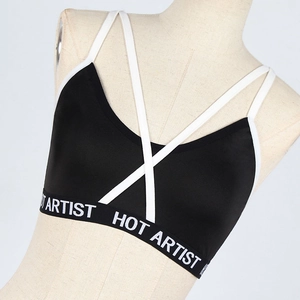 Détail des bretelles croisées et bande élastique HOT ARTIST sur brassière de sport
