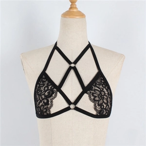 Détail d'une bralette en dentelle noire avec lanières croisées et anneaux métalliques