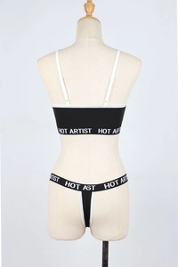 Vue arrière d'un ensemble de lingerie élastique noir et blanc avec logo HOT ARTIST