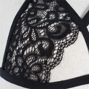 Gros plan détaillé sur le haut de lingerie en dentelle florale noire avec des brides