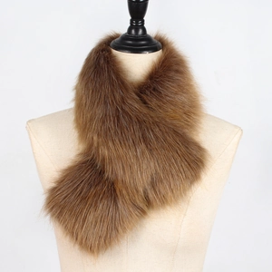 Col en fausse fourrure marron foncé avec texture moelleuse sur un mannequin