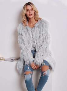 Détail du manteau en fausse fourrure gris clair à franges pour un look décontracté