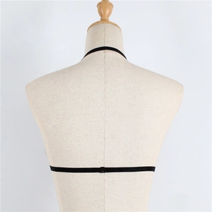 Soutien-gorge harnais élastique noir avec col licou et lanières croisées au dos