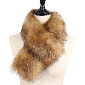 Écharpe en fourrure synthétique de renard marron et noir sur mannequin pour hiver