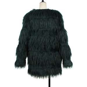 Détail du dos du manteau en fausse fourrure vert foncé avec texture pelucheuse étagée