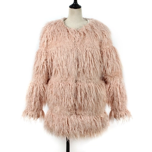 Détails de la veste en fausse fourrure rose montrant la texture douce et le col rond chic