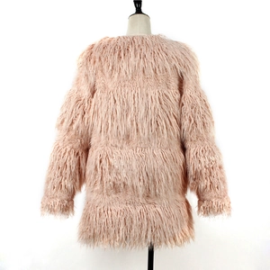 Vue arrière du manteau mi-long en fausse fourrure rose avec texture à poils longs