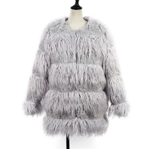 Gros plan du manteau en fausse fourrure gris clair montrant la texture et les coutures
