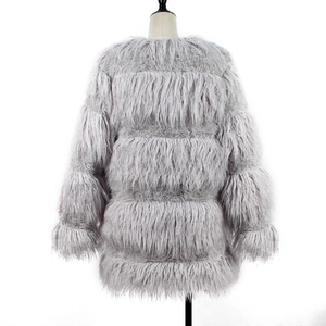 Gros plan détaillé d'un manteau en fausse fourrure mauve clair à texture hirsute
