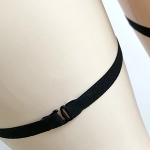 Vue détaillée de la sangle élastique noire avec crochet de fermeture pour bas à lacets sexy