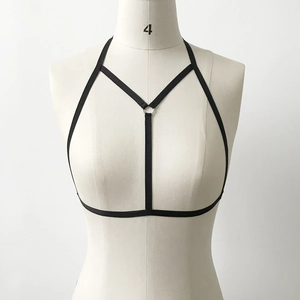 Détail du harnais de corps élastique noir en Y avec anneau métallique argenté sur un mannequin