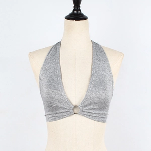 Détail du crop top dos nu gris chiné avec décolleté en V profond et anneau métallique central