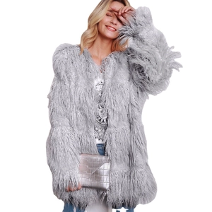 Chic manteau long en fausse fourrure grise pour femme avec texture moelleuse