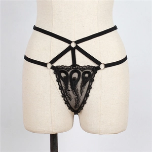 Détail d'une culotte sexy en dentelle noire avec broderie et lanières élastiques