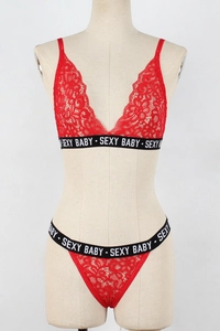 Detailansicht des roten Spitzen-Lingerie-Sets mit SEXY BABY-Aufdruck auf dem Gummiband