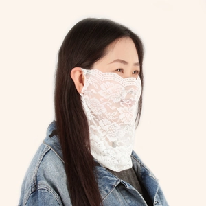 Détail du masque solaire en dentelle florale blanche avec design respirant à boucles d'oreilles