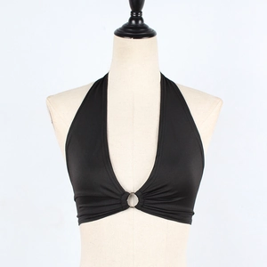 Détail du crop top licou noir avec un anneau métallique central et un design plissé