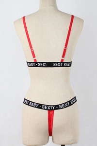 Rückansicht eines roten Spitzen-Dessous-Sets mit schwarzen SEXY BABY Trägern auf einer Schaufensterpuppe