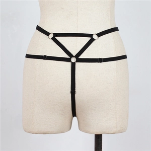 Chaîne de corps lingerie noire sexy avec sangles élastiques et anneaux argentés sur buste