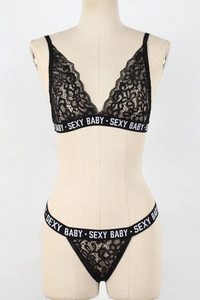 Detail eines schwarzen Spitzen-Dessous-Sets mit Sexy Baby-Schriftzug am Bund