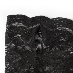 Détail rapproché de la dentelle florale noire respirante avec bords festonnés