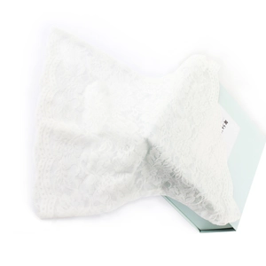 Vue détaillée du masque en dentelle florale blanche avec sa boîte cadeau menthe