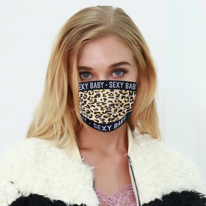 Détail de l'imprimé Sexy Baby sur le masque facial respirant à motif léopard élégant