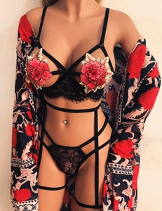Détails d'un ensemble de lingerie sexy en dentelle noire avec broderies et peignoir
