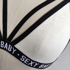 Détail du soutien-gorge de sport à bretelles croisées et bande élastique lettrée SEXY BABY