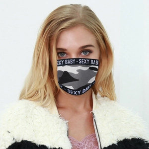 Détail du masque camouflage respirant avec bordure lettrée SEXY BABY sur modèle