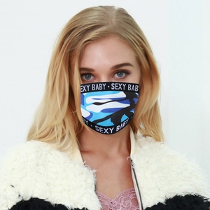 Détail du masque respirant camouflage bleu avec lettrage blanc sur les sangles noires