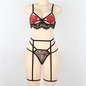 Détail de l'ensemble de lingerie en dentelle florale avec roses pailletées rouges et cils