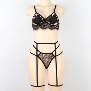 Détails d'un ensemble de lingerie en dentelle noire avec appliques florales et jarretelles