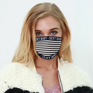 Gros plan d'un masque respirant à rayures avec lettrage SEXY BABY porté par un mannequin