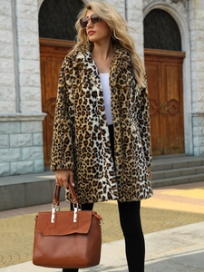Détail de manteau en fausse fourrure pour femme à imprimé léopard avec col à revers chic