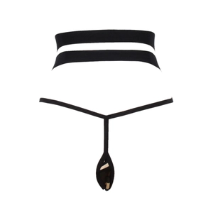 Détail d'un string taille haute noir avec doubles rayures blanches et gousset camo