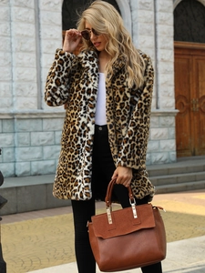 Manteau chic en fausse fourrure léopard avec grands revers pour un style urbain automnal
