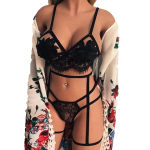 Ensemble de lingerie en dentelle florale noire avec armature et bordure de cils fine