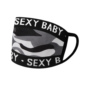 Vue détaillée du masque camouflage avec inscription SEXY BABY blanche et bord noir