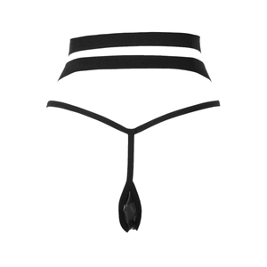 Vue macro d'un string noir pour femme avec rayures blanches sur la ceinture large