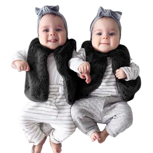Modische Pelzimitat Weste mit gestreiftem Langarmshirt und Hose 4-teiliges Set für Babys