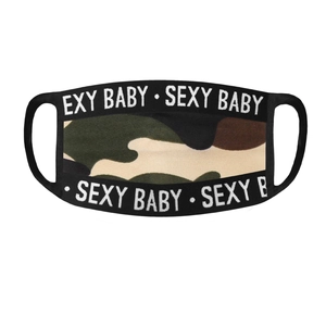 Détail du masque de camouflage avec sangles décoratives imprimées de lettres blanches